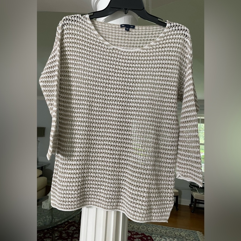 Gap junior soft cotton crochet sweater,3/4 sleeve . Spilt hem size M .cram / tan